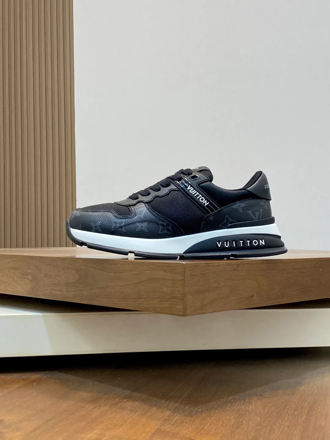 💰800 Lujia new color matching men's 🧍‍♂️trainer sneakers, this LV Trainer sneaker is made of soft grained calfskin and presents pure tones. The brand was born in 1854. The designer's handwritten brand logo is embellished on one side. Virgil Abloh designed it himself. It is a very commemorative sneaker. Brand new LV Louis Vuitton louis vuitton trainer sneaker low casual sports culture versatile basketball shoes Size: 39-44 (38, 45, 46 customized)